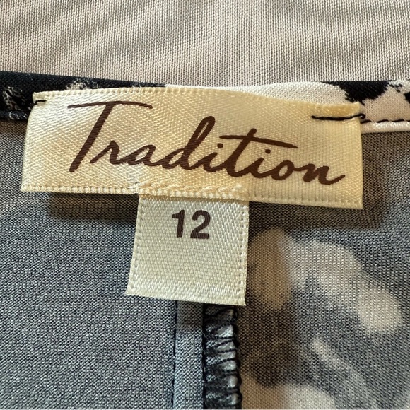 Tradition Dress Black and White Sheath Bell Sleeves Women's Size 12. - Picture 10 of 10